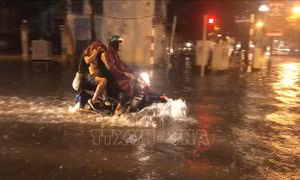 Mưa to khiến một số tuyến phố ở Thủ đô bị ngập 