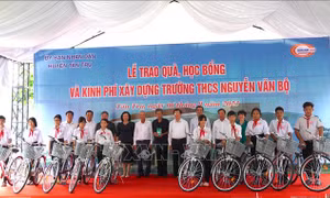 Trao học bổng cho học sinh có hoàn cảnh khó khăn tại Long An