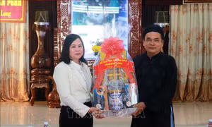Thăm, chúc mừng nhân Đại lễ Phật giáo Hòa Hảo tại Vĩnh Long