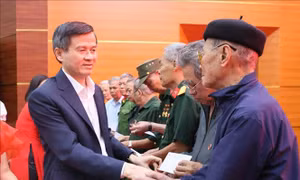 Thăm, tặng quà các gia đình chính sách tại Lai Châu