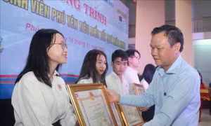 Vinh danh sinh viên tiêu biểu, tặng học bổng cho học sinh khó khăn ở Phú Yên