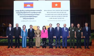 Thường trực Ban Bí thư Trần Cẩm Tú gặp gỡ Hội cựu sinh viên Campuchia