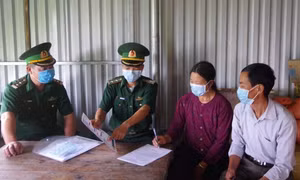 Các chiến sĩ Đồn Biên phòng Bản Máy (BĐBP tỉnh Hà Giang) tuyên truyền cho người dân phòng chống dịch bệnh COVID-19. 