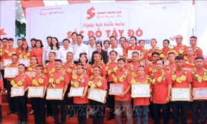 Ngày hội 'Sắc đỏ Tây Đô' thu hút trên 700 người đăng ký hiến máu