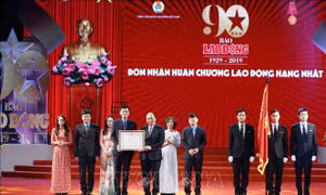 Thủ tướng Nguyễn Xuân Phúc dự Lễ kỷ niệm 90 năm Báo Lao động xuất bản số báo đầu tiên