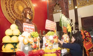 Phó Chủ tịch nước Võ Thị Ánh Xuân dâng hương tưởng nhớ Chủ tịch Tôn Đức Thắng