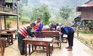 Khám bệnh, cấp phát thuốc và hướng dẫn người dân phòng bệnh sau lũ rút