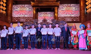 Trao học bổng Vallet cho 213 học sinh, sinh viên Thừa Thiên - Huế
