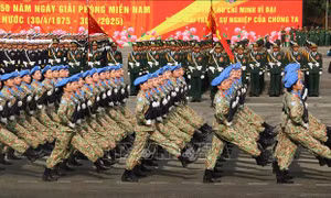 Hợp luyện chuẩn bị cho Lễ kỷ niệm 50 năm Ngày Thống nhất đất nước