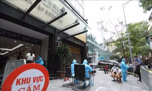 Lấy mẫu xét nghiệm COVID-19 cho người trong toà nhà T&T Group và khu phố lân cận