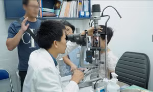 Bác sĩ Việt Nam cứu bé gái người Trung Quốc thoát cảnh mù lòa do ổ áp-xe hốc mắt