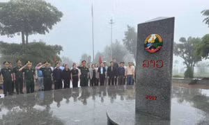 Thiêng liêng lễ chào cờ tại cột mốc 3 biên