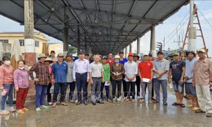 Thăm hỏi, động viên 11 ngư dân trên tàu cá bị chìm do va chạm với tàu hàng