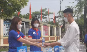 Thi Tốt nghiệp THPT 2023: Tình nguyện viên đưa đón, hỗ trợ thí sinh hoàn cảnh khó khăn
