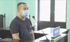 Chống người thi hành công vụ tại chốt kiểm soát dịch, lĩnh án 8 tháng tù