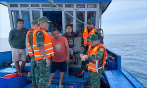Kịp thời cứu hộ tàu cá và ngư dân gặp nạn trên biển