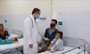 Bé gái 4 tuổi loét thực quản do nuốt pin đồng hồ sắp được xuất viện
