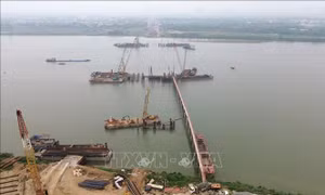 Không khí thi công khẩn trương trên công trường dự án cầu Ngọc Hồi