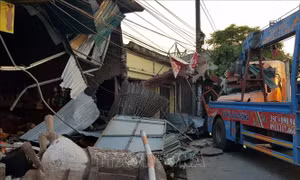 Xe container lao vào bốn nhà dân ven Quốc lộ 10