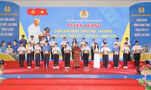 Trao gần 2 tỷ đồng voucher hỗ trợ đoàn viên, người lao động