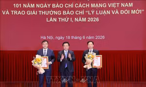 Báo chí là cầu nối bền chặt giữa ý Đảng với lòng dân​