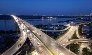 Lưu lượng giao thông thông thoáng hướng từ cầu Vĩnh Tuy vào nội thành Hà Nội