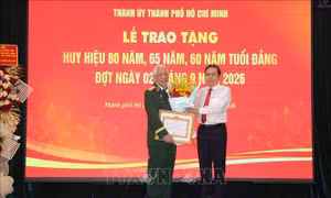 Chủ tịch Quốc hội trao Huy hiệu Đảng tặng các đồng chí lão thành cách mạng