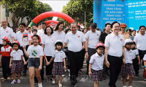 Phó Thủ tướng Trương Hòa Bình phát động cuộc vận động 'Đội mũ bảo hiểm cho trẻ em'