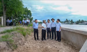 Khẩn trương tháo gỡ khó khăn để thi công kè chống sạt lở sông Ô Môn