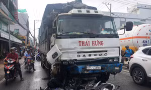 Xe tải đâm liên hoàn 8 xe máy, 11 người nhập viện cấp cứu