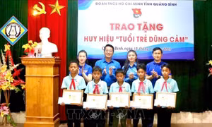 Tặng huy hiệu 'Tuổi trẻ dũng cảm' cho 5 học sinh cứu sống 2 em nhỏ đuối nước