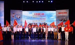 Tiếp tục lan tỏa 'Một triệu lá cờ Tổ quốc cùng ngư dân bám biển'