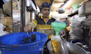 Giảm thiểu tác động của lạm phát, Indonesia bán 60 triệu lít dầu ăn với giá ưu đãi cho người dân