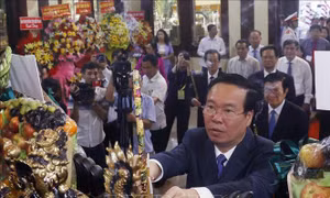 Chủ tịch nước Võ Văn Thưởng dâng hương tưởng niệm Chủ tịch Tôn Đức Thắng