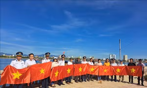 Ấm áp chương trình 'Cảnh sát biển đồng hành với ngư dân' tại Quảng Bình