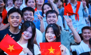 Ấm lòng những bước chân diễu binh trong vòng tay nhân dân