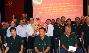 Đồng chí Nguyễn Thiện Nhân thăm, tặng quà thương binh, bệnh binh tại Hà Nam