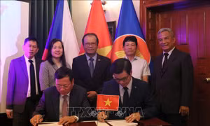 Liên hiệp hội người Việt Nam tại châu Âu và Đại học Tôn Đức Thắng ký kết thỏa thuận hợp tác
