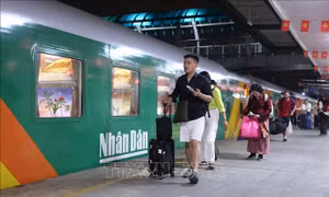 Chuyến tàu Hạnh phúc rời Ga Hà Nội, chở mùa Xuân về với Nhân dân