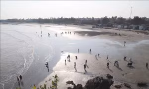 Người dân nô nức ra bờ biển vui chơi đầu Xuân mới