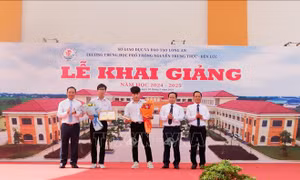 Tiếp sức học sinh có hoàn cảnh khó khăn đến trường