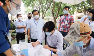 Phó Chủ tịch UBND thành phố Hà Nội Chử Xuân Dũng kiểm tra thi tuyển sinh vào lớp 10