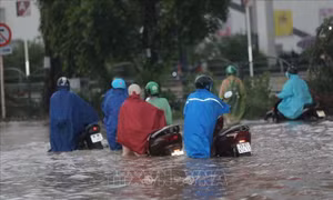 Mưa lớn cuối giờ chiều gây ngập cục bộ nhiều tuyến phố Hà Nội
