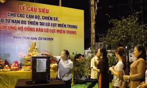 Cộng đồng người Việt Nam tại Lào cầu siêu cho các nạn nhân tử vong do lũ lụt miền Trung