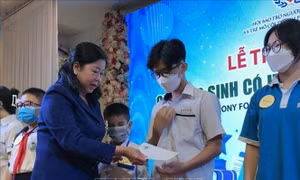 Trao học bổng và phương tiện đến trường cho học sinh mồ côi do đại dịch COVID-19