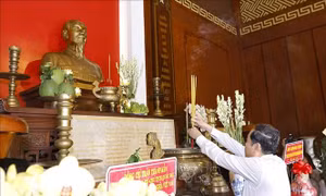 Chủ tịch Quốc hội dâng hương tại Di tích lịch sử quốc gia Ngã Ba Giồng