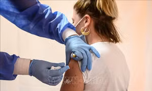 Tổng thống Pháp kêu gọi người dân tích cực tiêm vaccine ngừa COVID-19