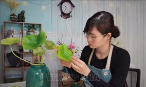 Sản phẩm hoa sen đất sét hút khách mùa Tết