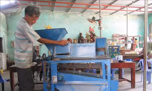 Lão nông cải tiến nhiều máy nông nghiệp cho bà con dân tộc Raglai