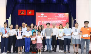 Trao tặng 112 suất kinh phí hỗ trợ học tập cho học sinh, sinh viên khó khăn
